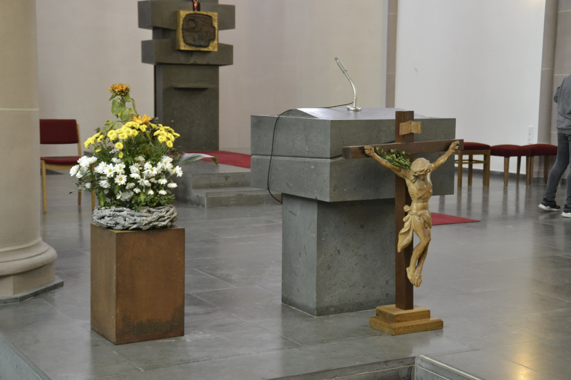Religionskurse der Stufe 6 erkunden zwei Kirchen in Sundwig