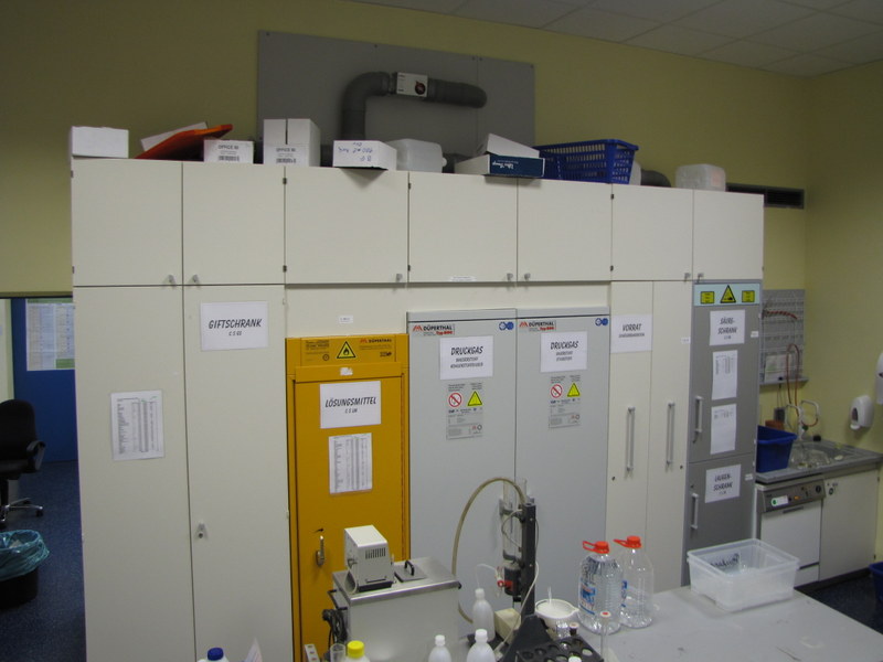 Abgesaugte Schränke in der Chemiesammlung