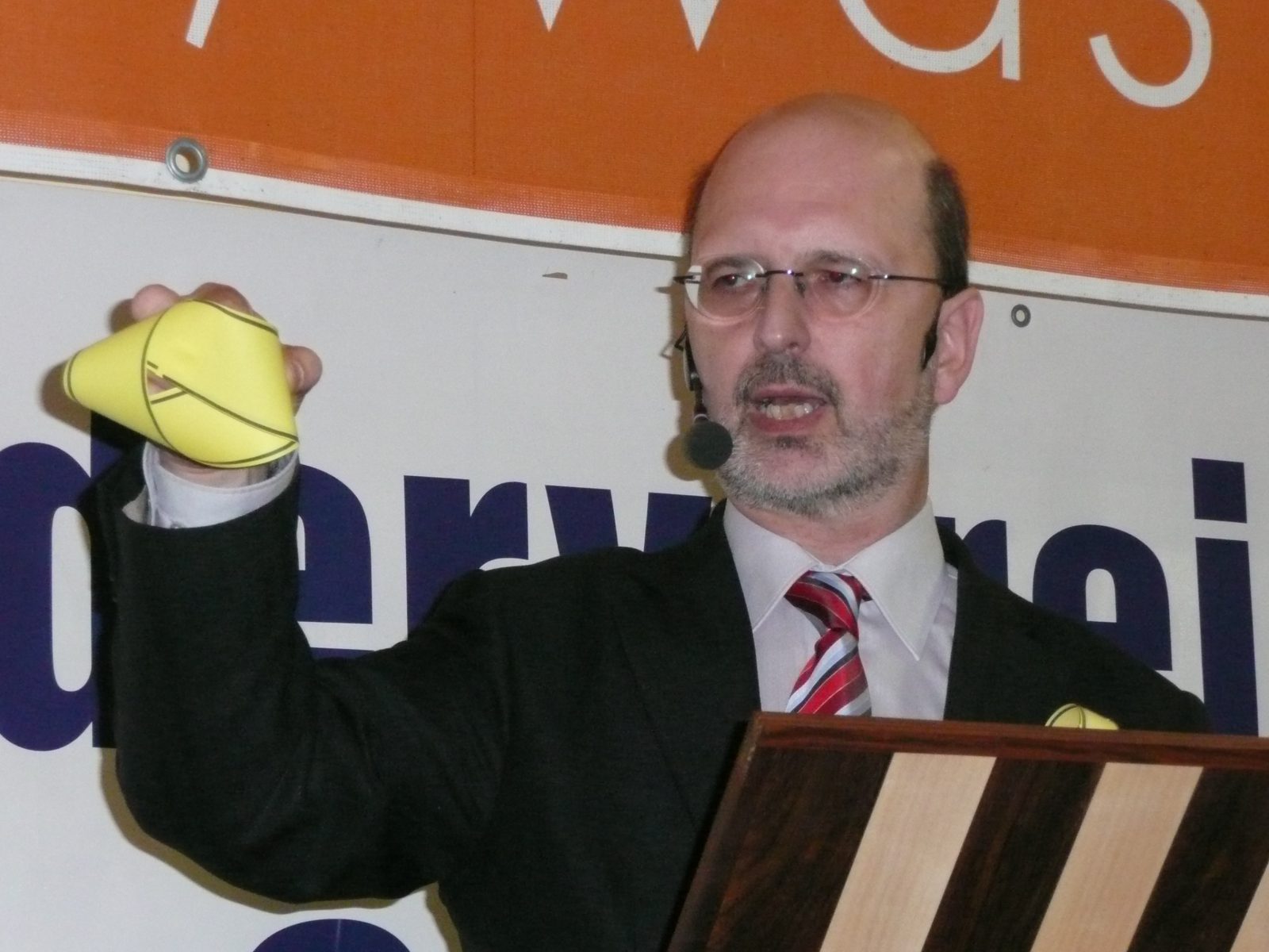Prof. Beutelspacher mit Möbiusband