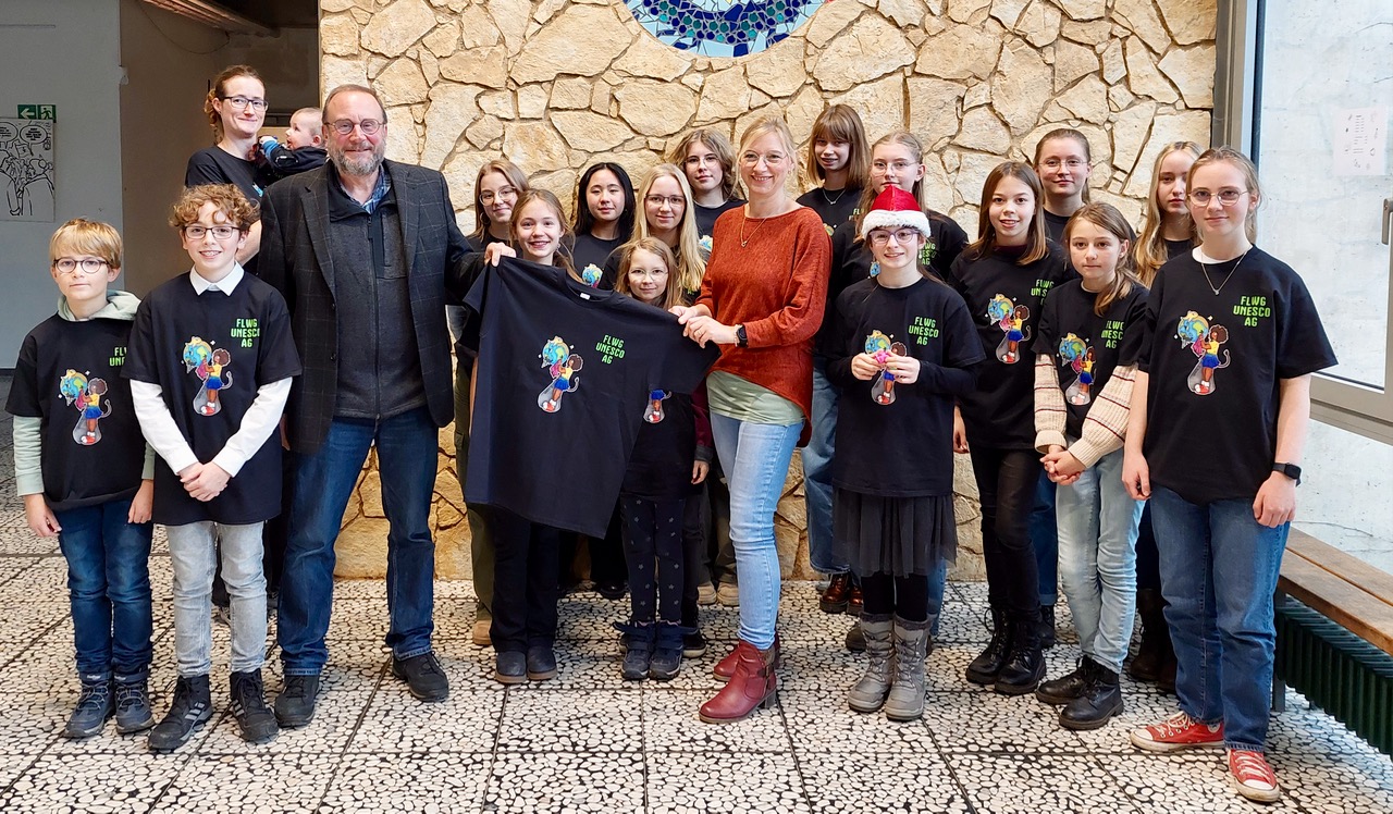 Förderverein spendet T-Shirts für die UNESCO-AG