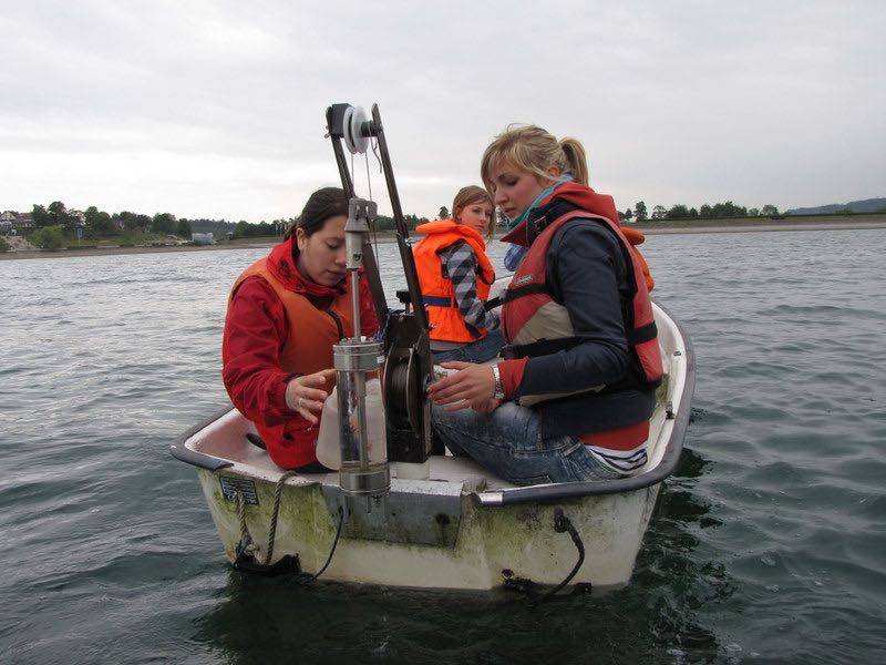 Biologie-Leistungskurs bei der Exkursion zur Ökologischen Station Sorpesee