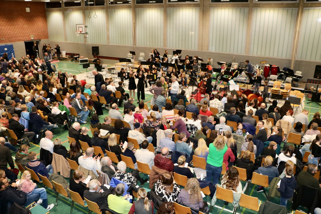 Winterkonzert 2024: 150 Musiker begeistern in der Turnhalle