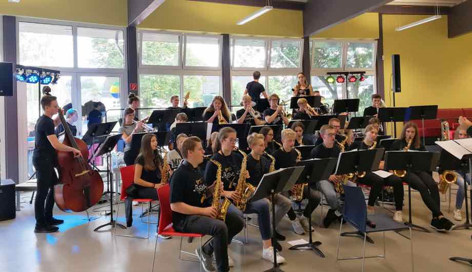 Die Big Band Jazamwo bei einem Auftritt