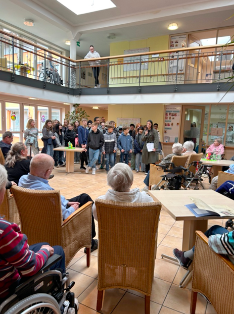 „Ich schenk dir ein Gedicht“: Klasse 6c besucht Pflegeheim