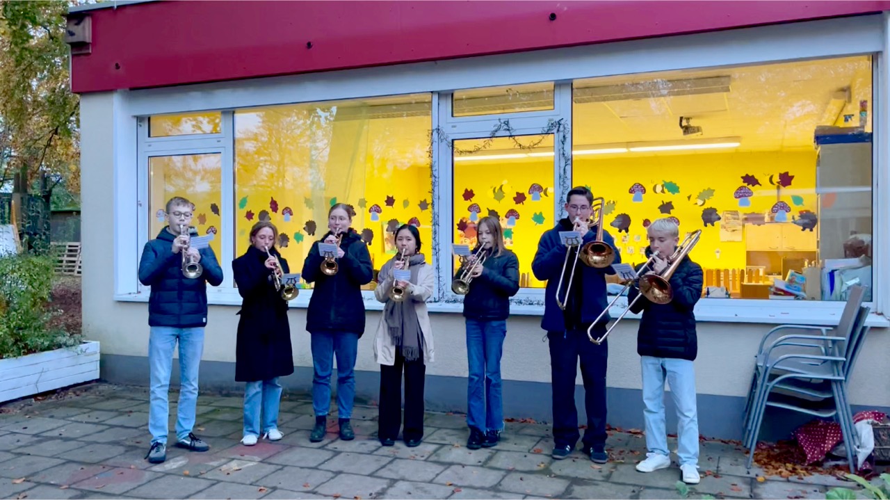 Woeste-Bläser spielen beim Martinsfest im Kindergarten