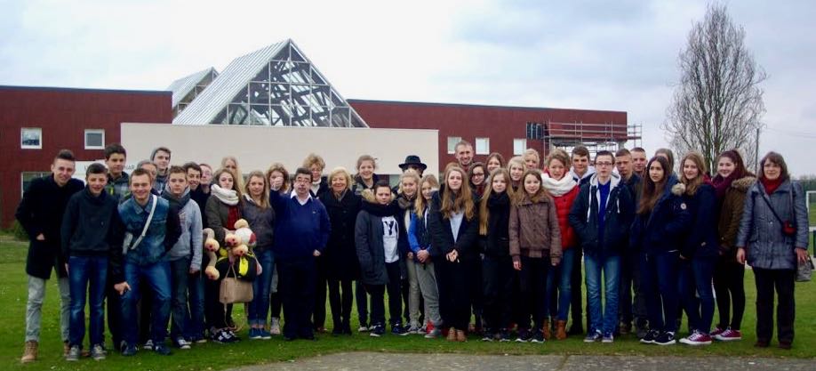 Gruppenfoto der deutschen und französischen Austauschschülerinnen und -schüler vor einem Schulgebäude in Beuvry