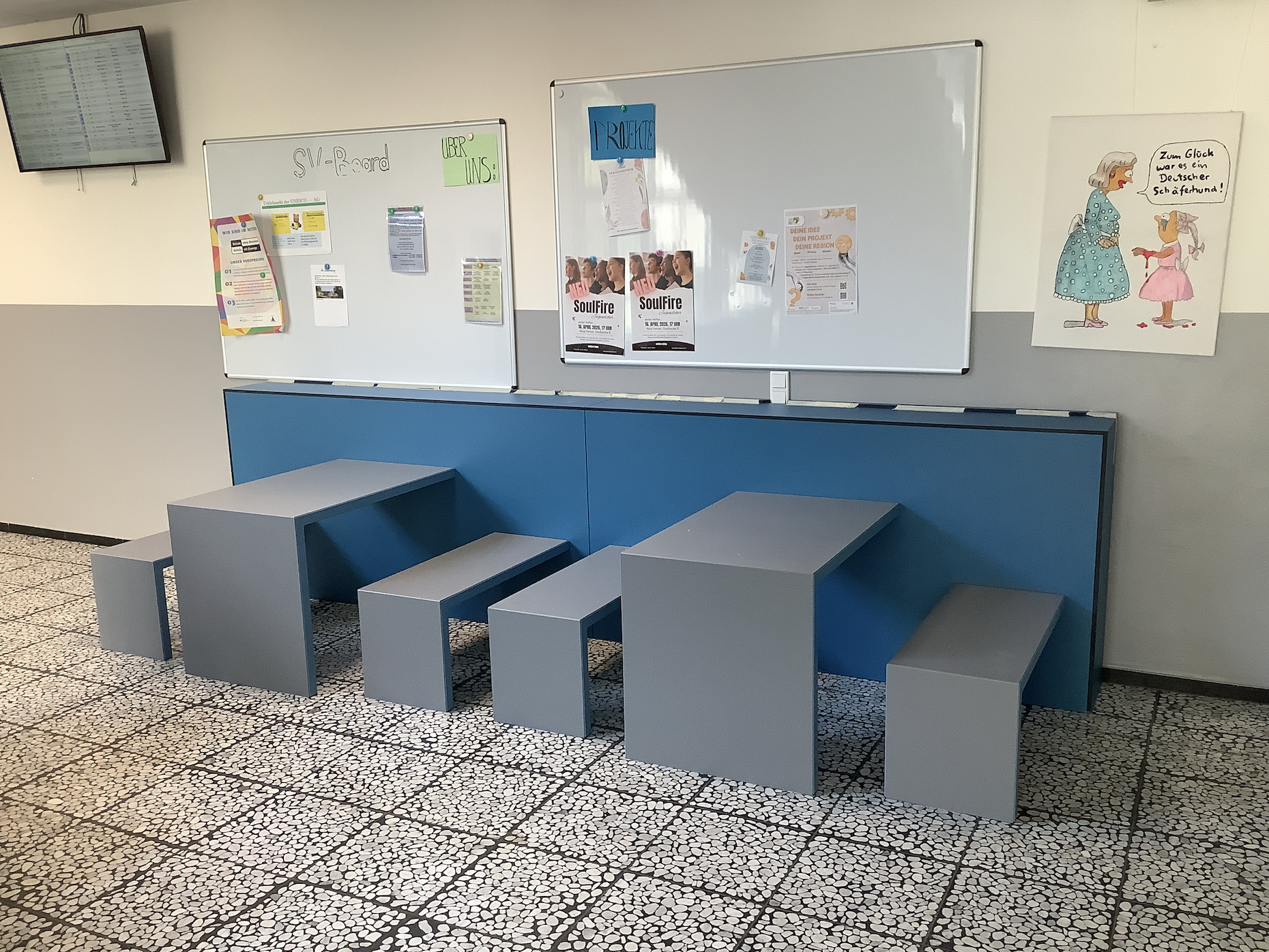 Förderverein spendiert neue Sitzmöbel für die Pausenhalle