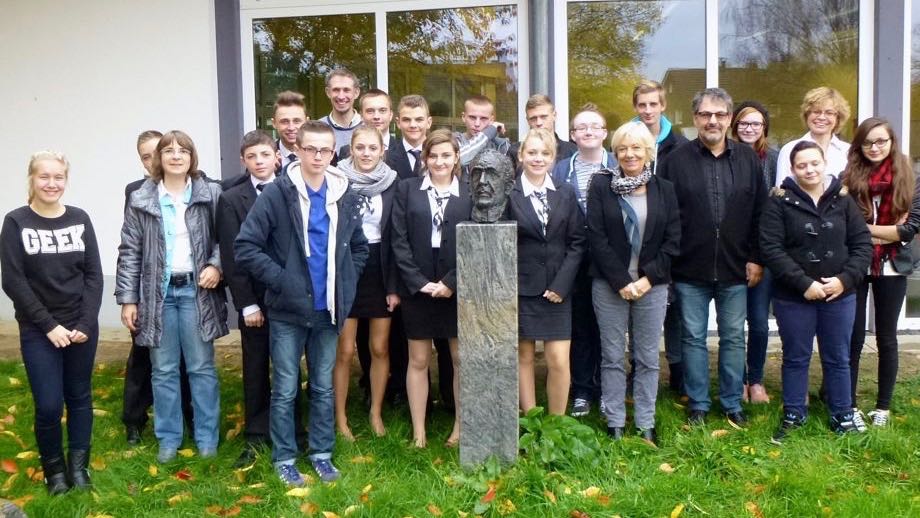 Gruppenfoto der Austauschgruppe mit Lehrkräften vor einem Gebäude