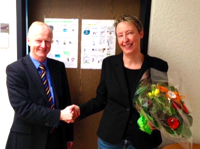 Gratulation von Ulrich Vielhauer an Stephanie Meer-Walter, Schulleiterin der Realschule