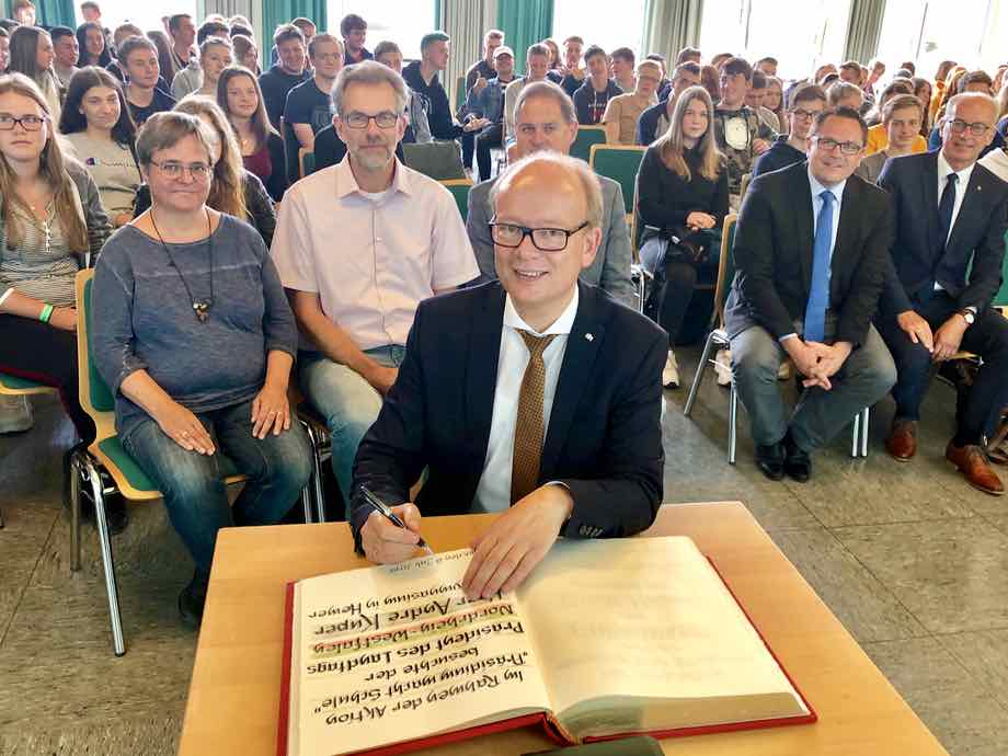 Landtagspräsident André Kuper beim Eintrag in das Goldene Buch