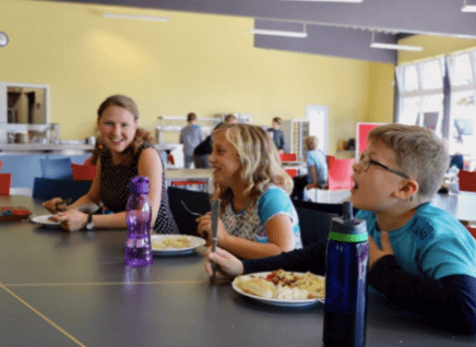 Schülerinnen und Schüler beim Mittagessen in der Mensa