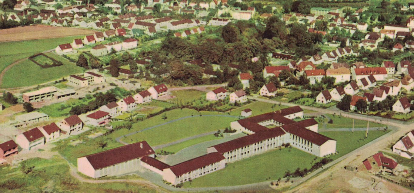 Luftbild des Gymnasiums auf einer zeitgenössischen Postkarte