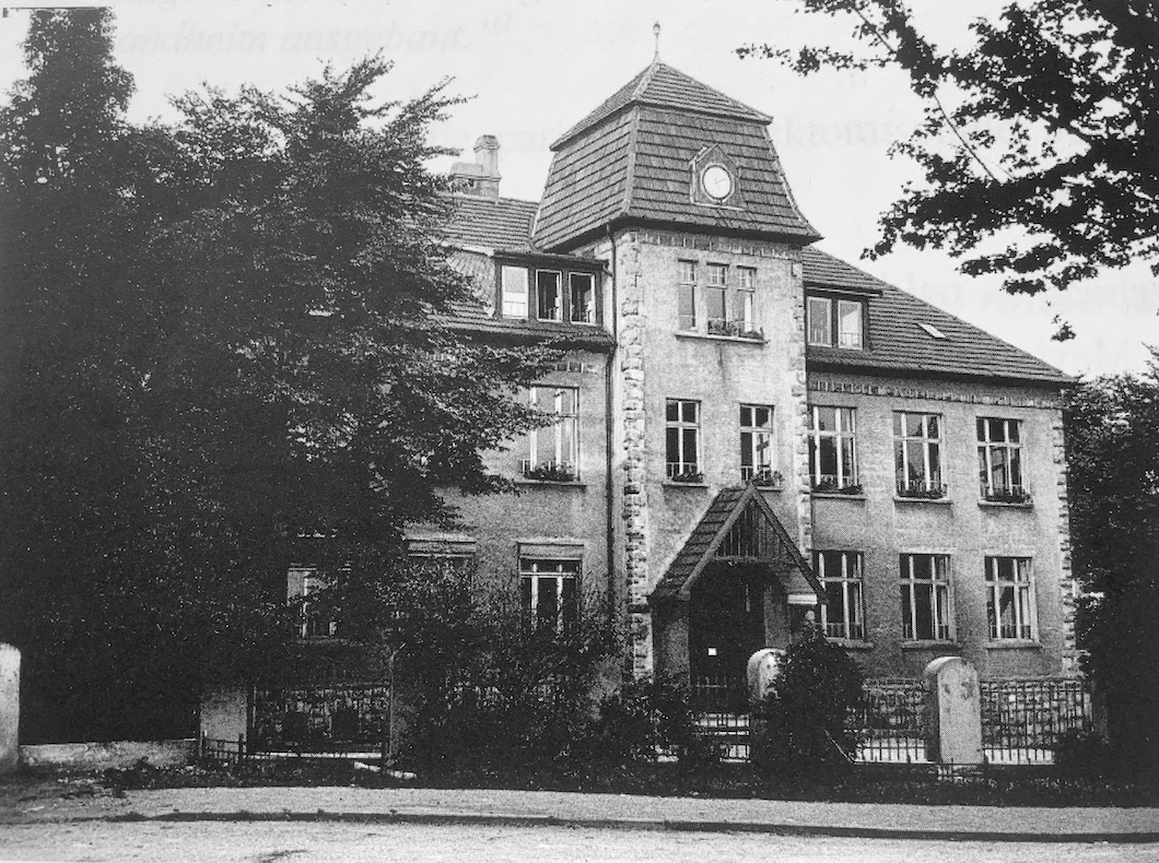Historisches Bild des 1908/09 erbauten Schulgebäudes